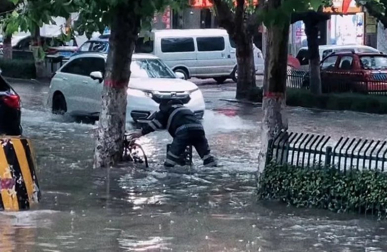 风雨|视频|风雨中的守候,日照交警逆水而行,全力确保群众安全