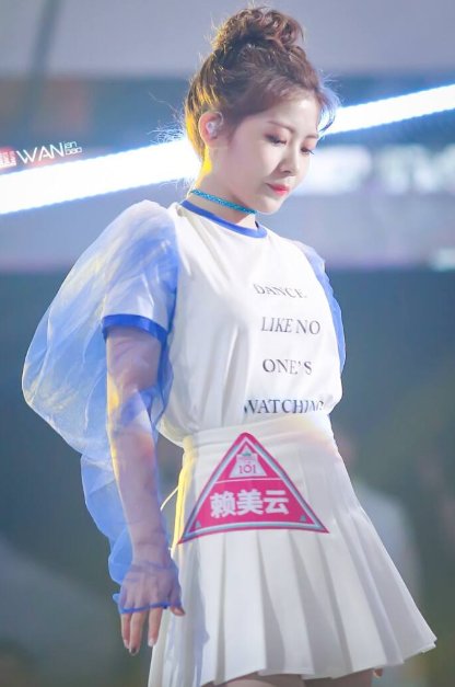 赖美云|火少解散后差距有多大?杨超越综艺上不停,赖美云街头卖唱