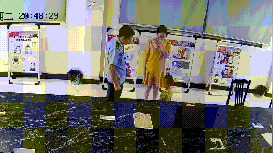 民警|男子当着警察的面,打了儿子两巴掌后跪在地上......