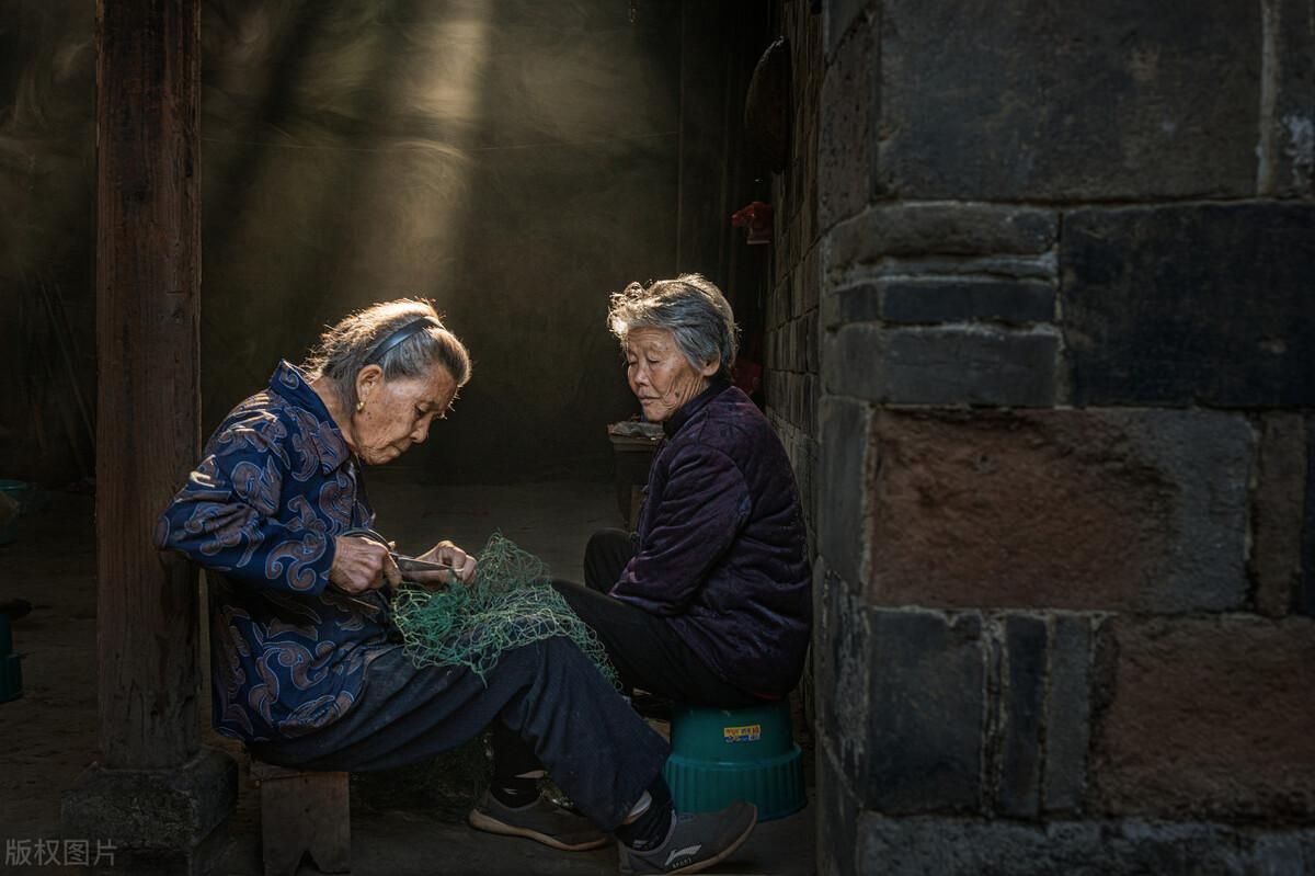 才50多岁就有老人味是怎么回事(为何老了会有“老人味”？40岁后出现四种气味，当心是疾病信号！)