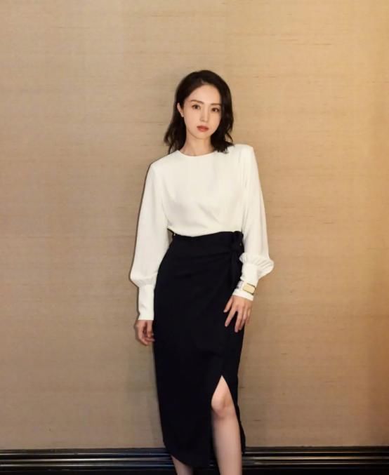 黑白|董璇私下穿搭挺随性,一身黑白组合装简洁清爽,这状态真是没得说