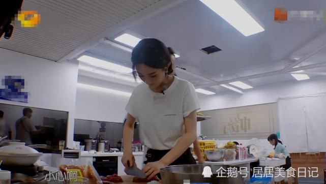  露馅|《中餐厅》林大厨夸赵丽颖炒牛肉！张亮一句话露馅？网友：别装了！