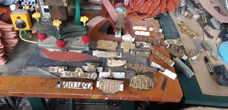 分局经侦支|羡慕哭！上海警方收到绝版“黑曼巴”篮球，故事要从一个手工小作坊说起