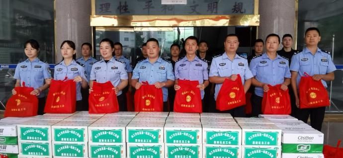  竟然|啥操作？今天下午的南充嘉陵这几个领导竟然给这些人送起了礼物！