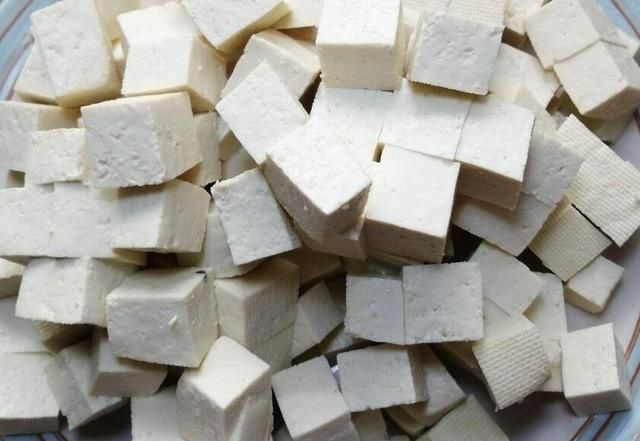 倒进锅里|做“麻婆豆腐”时别急着下锅炒,多做这一步,豆腐香嫩又入味!