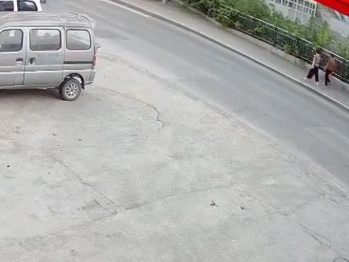  监控|人行道突然垮塌，两人瞬间被“吞没”！监控还原惊险一幕！