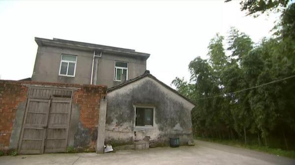 老太|“天降”一万六！老太一觉醒来，身边多出两沓钱