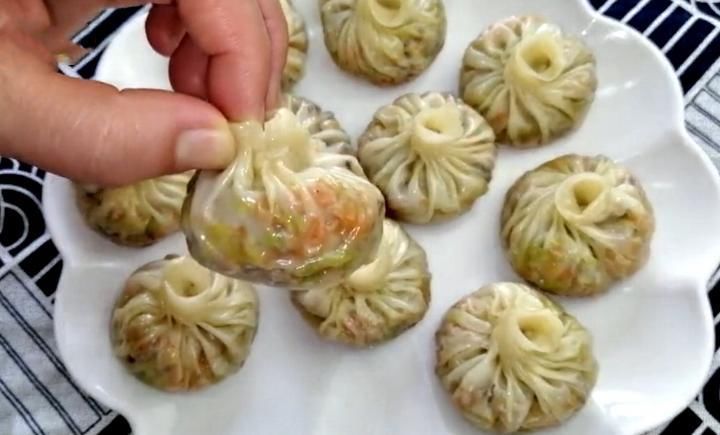 晶莹|包子最简单的做法,不揉面醒面,包子皮薄馅多,晶莹又剔透