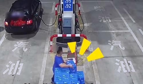  抓获|奥迪男加油顺走2箱水，警察跨省将其抓获，车主：至于吗？