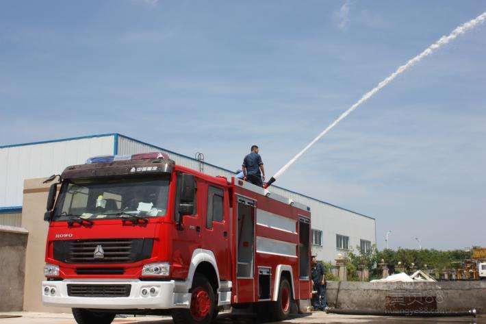  路人|消防员给面包车灭火，一辆洒水车路过，下一秒路人都笑了