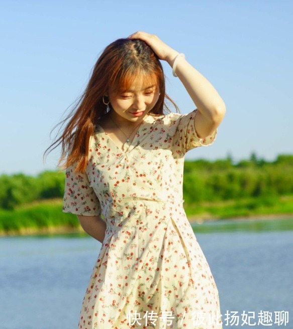 老气|碎花裙穿什么颜色不显老气，几种色彩清新又飘逸