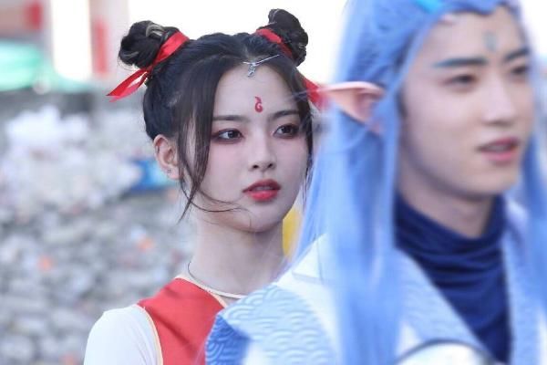  形象|杨超越活动现场生图，高调Cos哪吒形象，网友：黑眼圈有内味了！