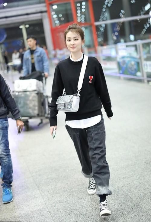  桃心|乔欣街拍：桃心黑色针织衫 Fendi银灰色法棍包乖巧学院风