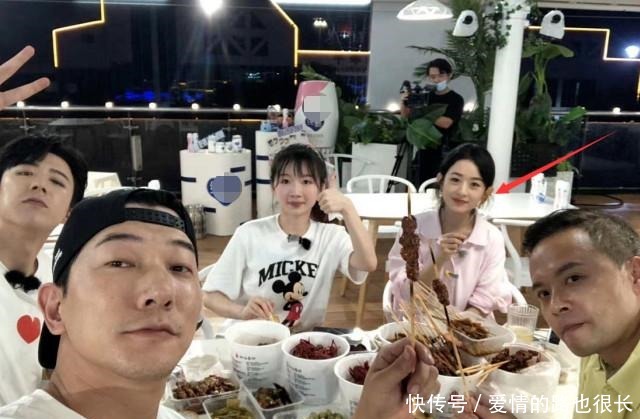 表现|中餐厅赵丽颖吃烧烤,有谁注意她手中拿的啥这才是自律的表现