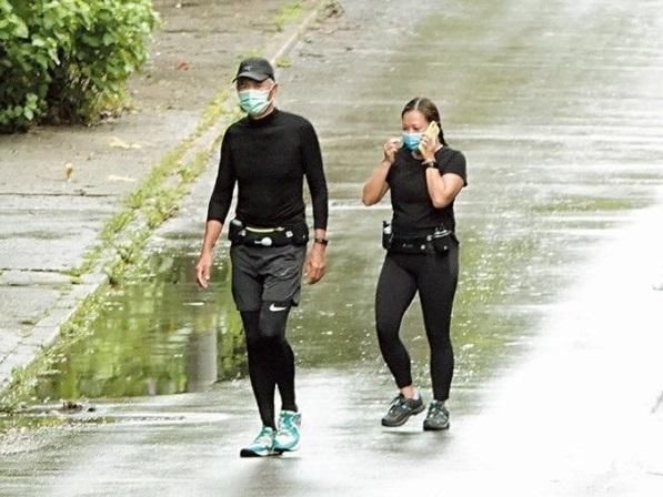 身材|不怕发嫂吃醋？65岁周润发晨跑身材好，与女子贴身做热身引关注