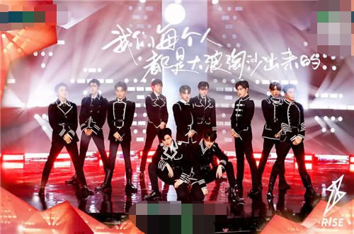  上衣|硬糖少女发布最新海报，大家都穿着白上衣，唯独王艺瑾一身黑