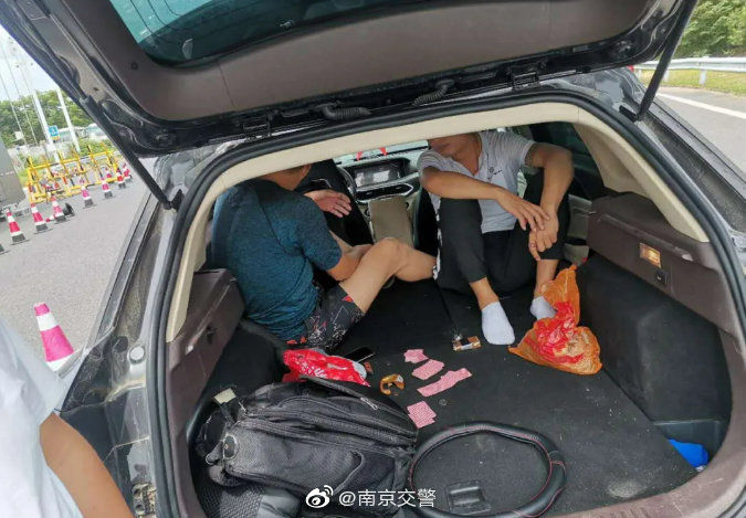  打牌|超速小车乘客车内躺着打牌被查处