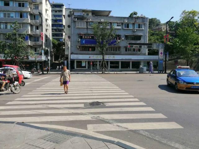 栖霞路北|都“跑”不脱！车辆违法，行人闯红灯……今天全曝光——