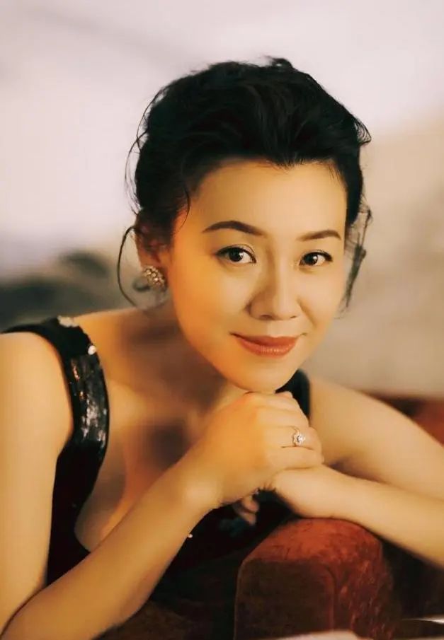 嫁入|26岁获得影后,北影校花,却遭大23岁导演抛弃,今嫁入豪门成赢家