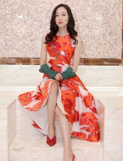  女神|韩雪美到骨子里，穿“鲜花裙”配上土土的袖套，却女神范儿十足！