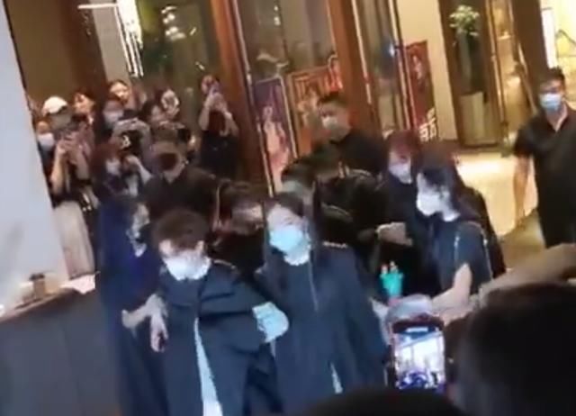  Yamy|火箭少女围成圈护送Yamy，穿专属披风显团魂，但网友却看不下去了