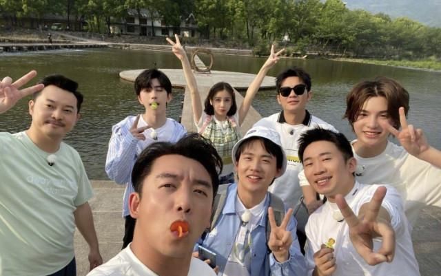  跑男家族|Baby深夜两点发文：愿大家不负此生，晒出合影照片网友感动了