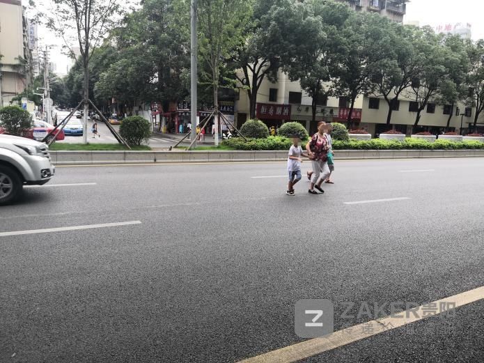 横穿马路|延安西路和延安中路：有天桥不走 为何横穿马路？