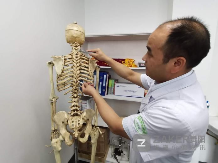  变形|22岁小伙“驼背”十余年 医生植入螺钉重塑变形脊柱