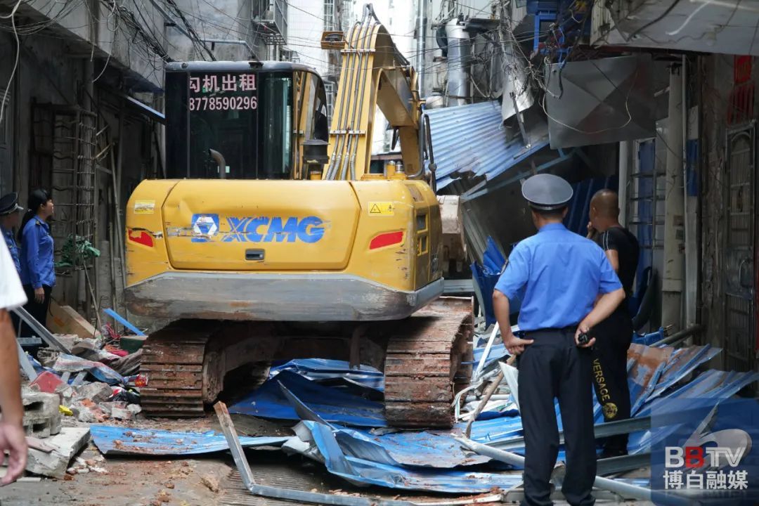 执法人员|“生命通道”千万不能堵！简易棚霸占消防通道拆！