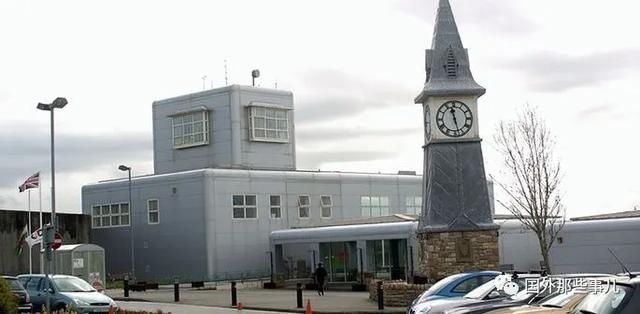  平内尔说|女狱警爱上男囚犯，狱中多次私会还互发5000条短信，被同事举报后遭判刑