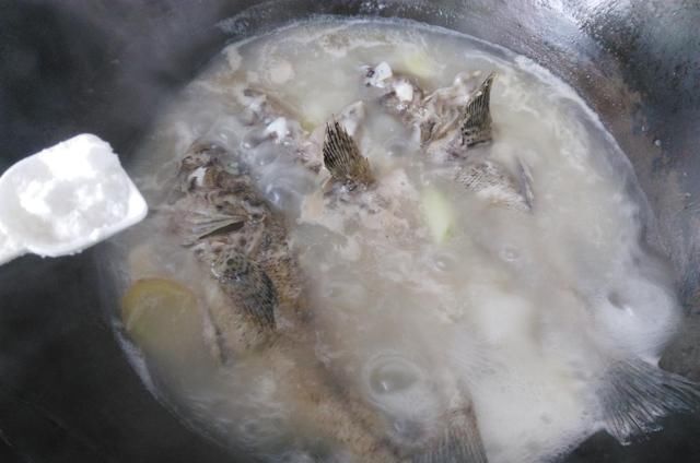  保证|炖鱼汤的时候，牢记这3个小窍门，保证鱼汤鲜美，一点都不腥