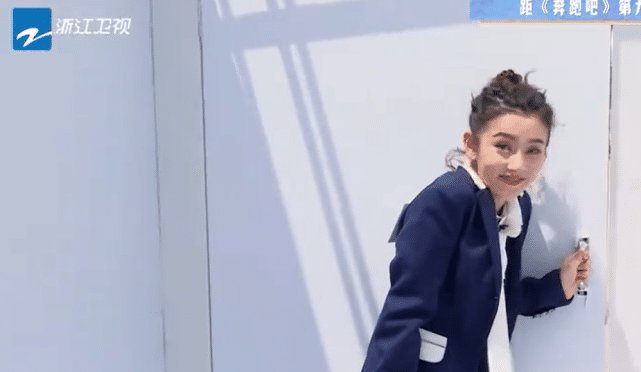  创意|叫“导演”官方, 叫“姚PD”没创意, 宋祖儿的称呼亮了, 难怪李晨邀她常驻