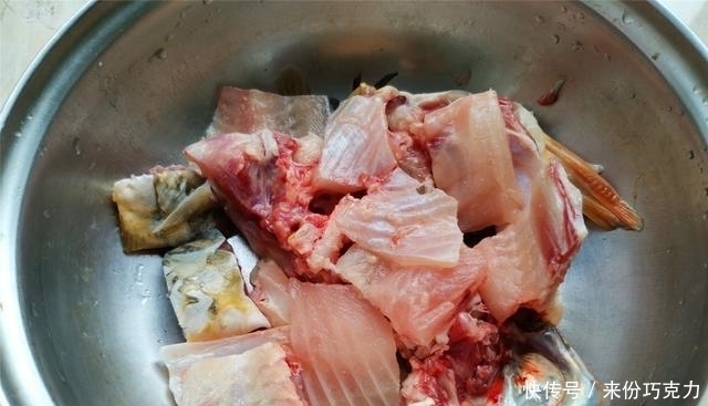  简单|家常酸菜鱼的做法，简单容易学，味道和餐馆一样好，鱼肉鲜嫩酸爽