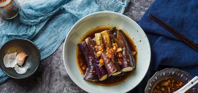  凉拌蒸茄子|凉拌茄子不入味？按大厨的做法，茄子入味快味道香，上桌就被清盘