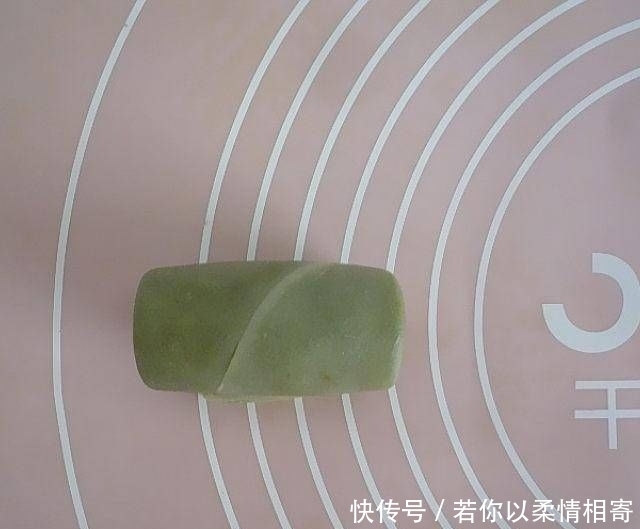 上保鲜膜|抹茶酥和我自己做的红曲糕点,不油腻