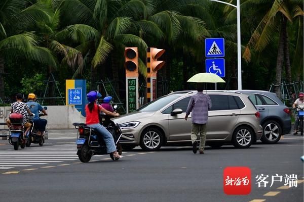 非机动车道|不文明交通行为曝光台 | 海口部分机动车行为扰人“忧”：“任性”停车、随意变道……