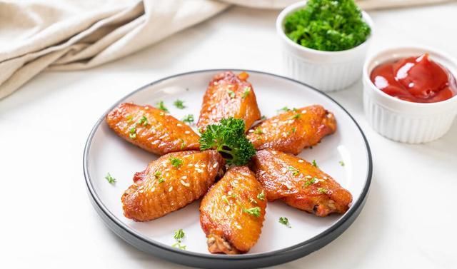 好吃|比肯德基买的还好吃,教你在家烤鸡翅,皮酥肉嫩,色彩红亮