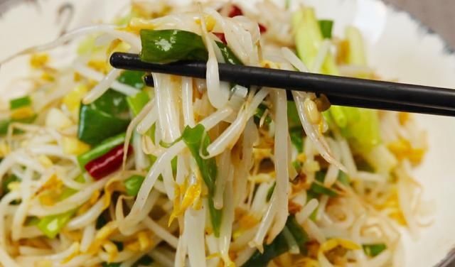  爽脆|炒豆芽，豆芽先下锅就错了！难怪豆芽不爽脆，大厨：这样做才对