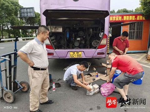  旅客|车辆故障52名旅客被困高速出口一夜 丹徒交警接力送餐“锅盖面”暖人心
