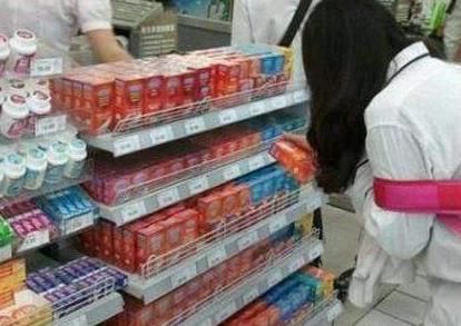  原因|为何超市的避孕套放在超市门口？超市工作人员表示，原因很简单