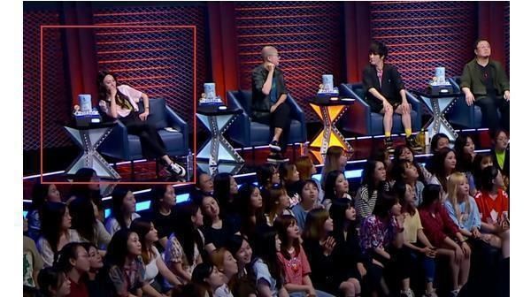 再现|郑爽节目现场再现低素质:脚踩坐椅玩手机,被称最尴尬领笑员