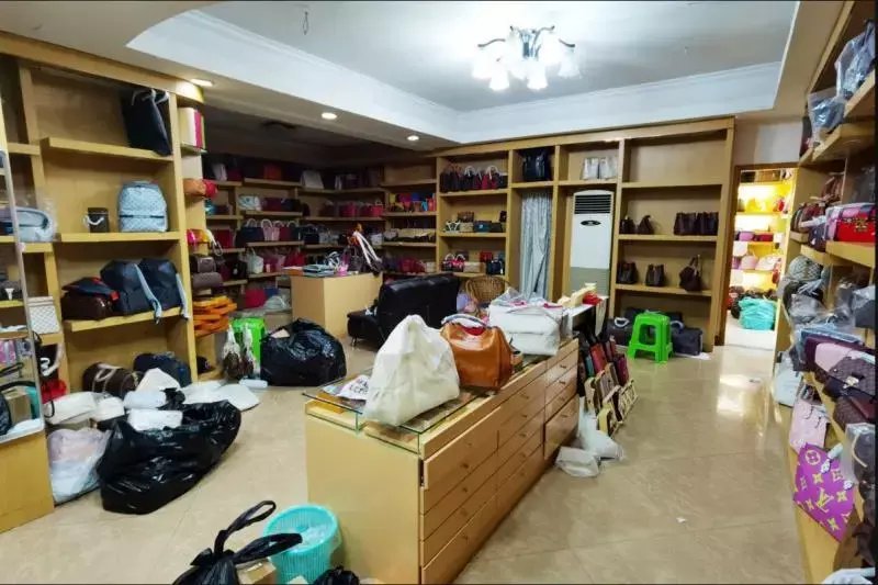 特大|有“内鬼”!LV新品上市,假货竟比真货快!上海警方破获特大奢侈品制假团伙案值逾亿