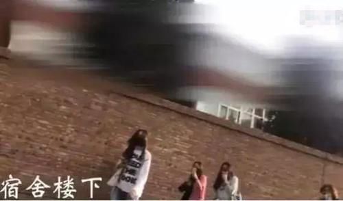 消防|时代少年团公布私生粉画面,不仅宿舍楼下围堵,还爬消防楼梯偷拍