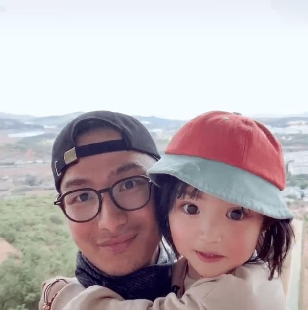  爸爸|94年单亲爸爸带女儿骑行拉萨惹争议，71天走了4139公里：“宝贝，我想送你星辰和大海！”