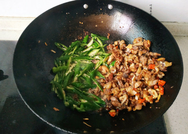  干香|晚餐就做这道辣椒炒鸡，鲜辣开胃，干香下饭，从小到大都吃不腻