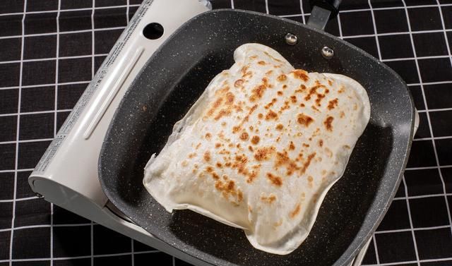 灌饼|在家学做鸡蛋灌饼,只需一个小技巧,个个松软鼓大包