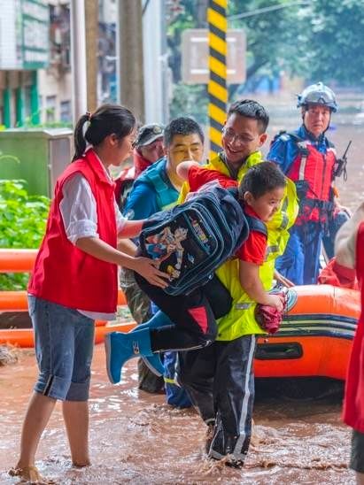  于五桥河河边的五桥|多图|直击万州救援现场