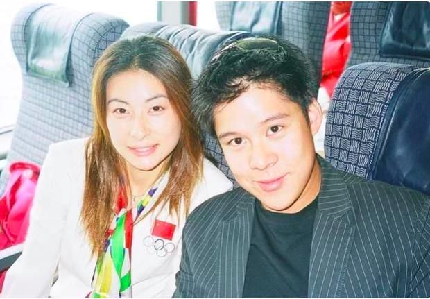 初次见面|霍启刚和老婆初次见面显稚嫩，坐大巴也要合影，郭晶晶赌王爽朗笑