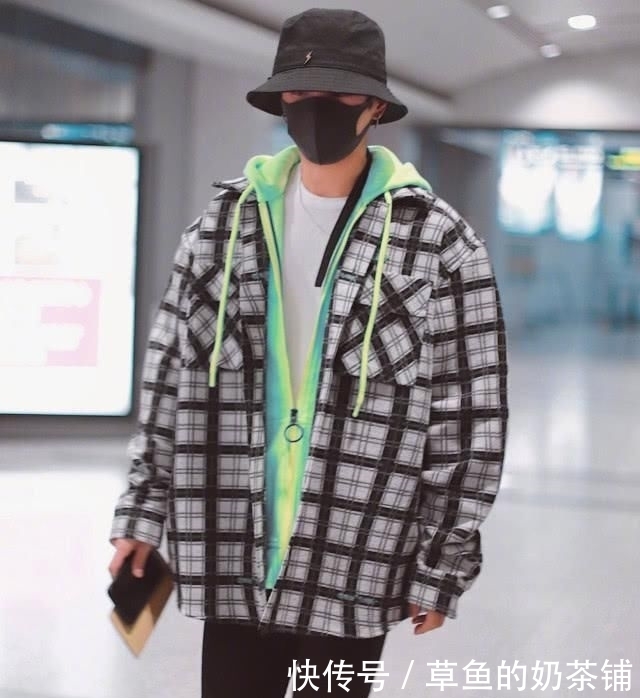  蔡徐坤|蔡徐坤和李汶翰，都是男团队长，同是格纹造型，风格却差那么多？