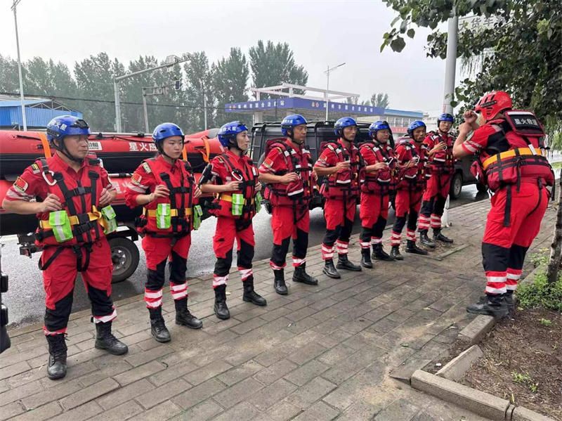 涿州本地企业家提供场所供救援人员休息  休整场地、物资仍不足